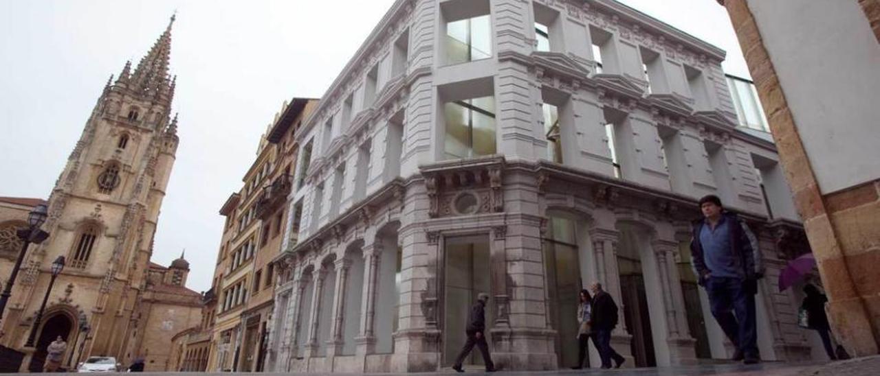 El Museo de Bellas Artes de Asturias diseñado por Patxi Mangado ya luce fachada, sin lonas, a la plaza de la Catedral y a la calle Rúa.