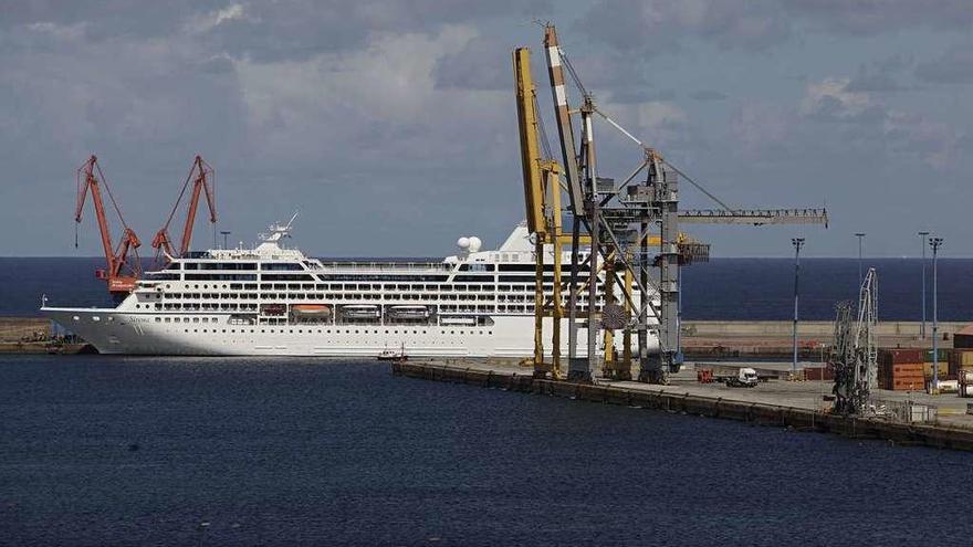 Un crucero con 750 turistas a bordo atraca en Gijón