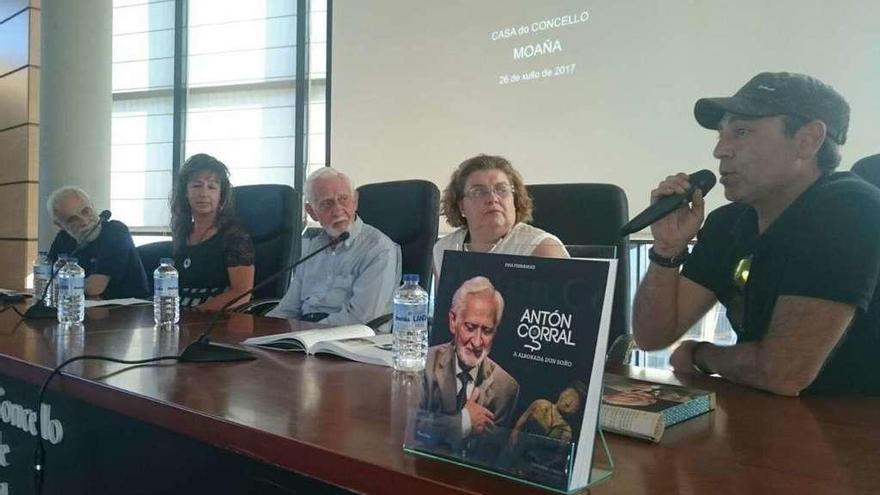Un momento de la presentación del libro, ayer en el Concello de Moaña. // Gonzalo Núñez