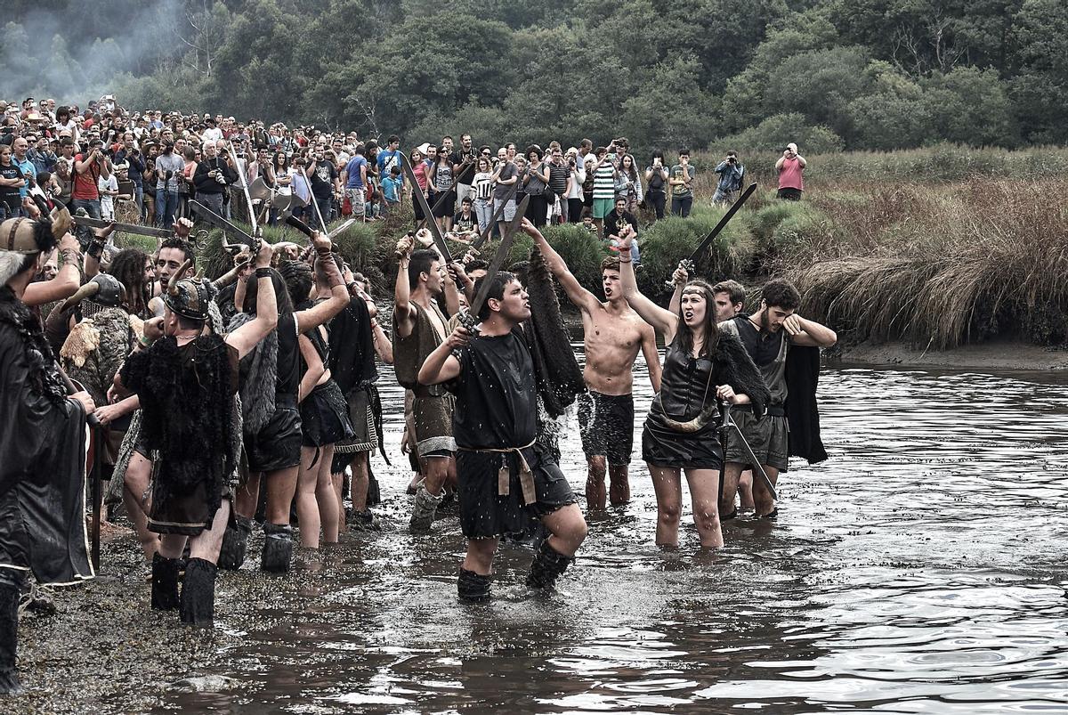 Del libro "La mujer y la mar": Diosas y guerreras en la Romería Vikinga de Catoira.