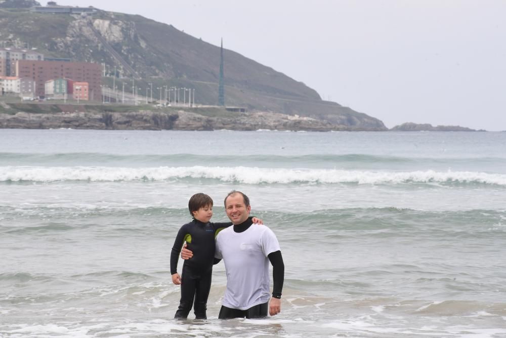 Primera salida de los niños a la calle en Coruña