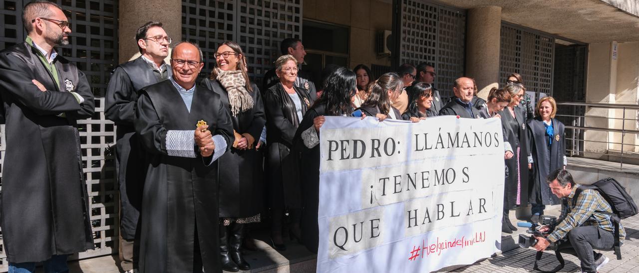 Los secretarios judiciales de Badajoz se concentraron ayer en los juzgados.