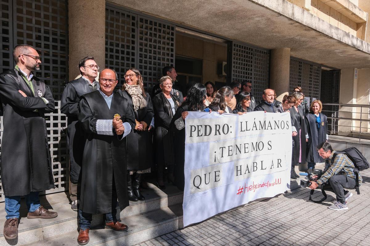 Los secretarios judiciales de Badajoz se concentraron ayer en los juzgados.