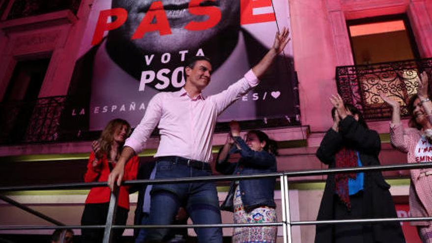 Pedro Sánchez saluda els simpatitzants reunits per celebrar la victòria del PSOE, l&#039;abril passat