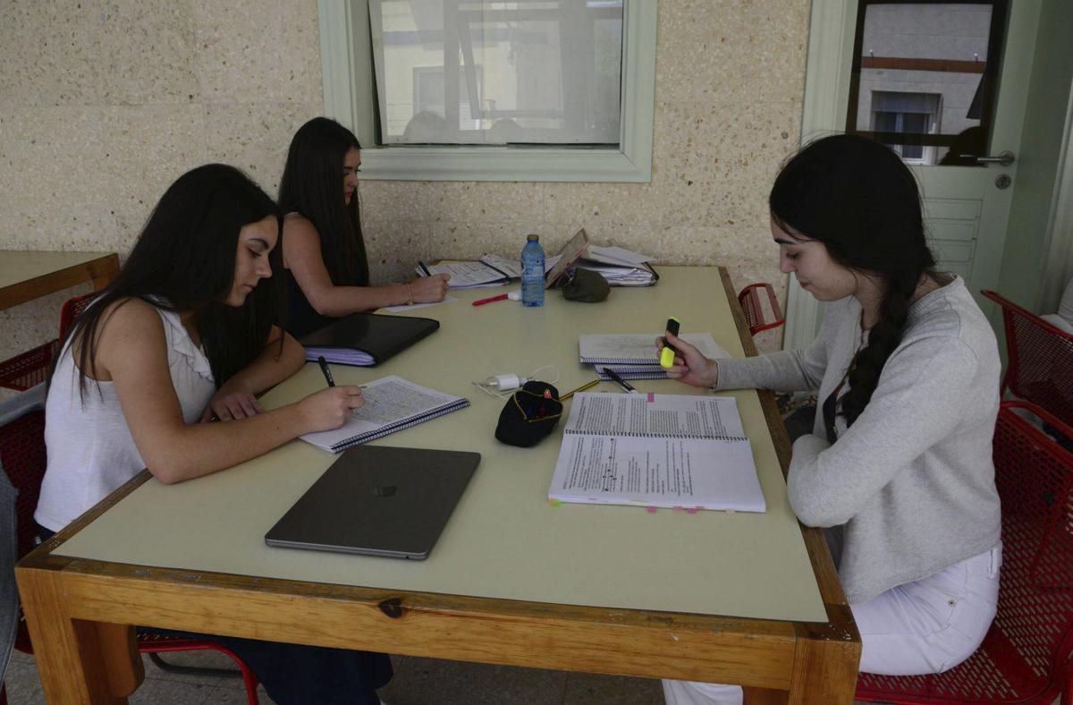 Varios jóvenes apurando los últimos días de estudio en la Casa da Cultura de Cangas. | GONZALO NÚÑEZ