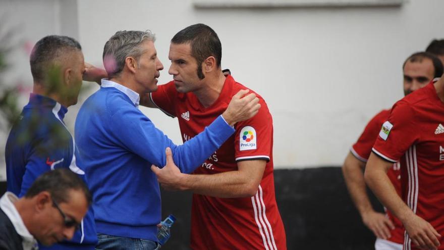 Cervero saluda a Paco Fernández durante el partido del Mirandés ante el Caudal de esta temporada