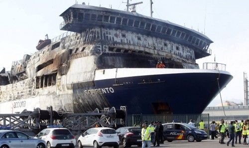 EL BUQUE INCENDIADO ULTIMA LAS MANIOBRAS DE ATRAQUE EN EL PUERTO DE SAGUNTO