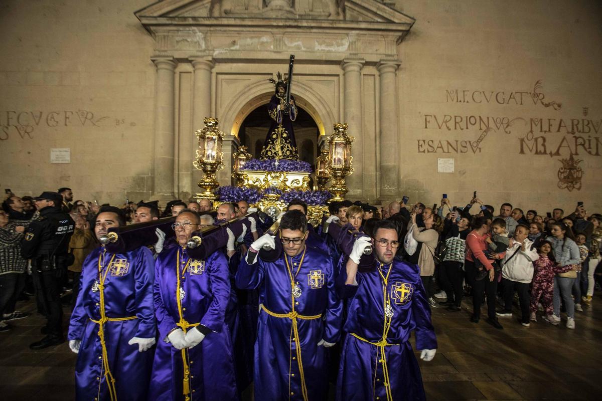 Pasión en la procesión de Nuestro Padre Jesús en la Concatedral de San Nicolás de Alicante