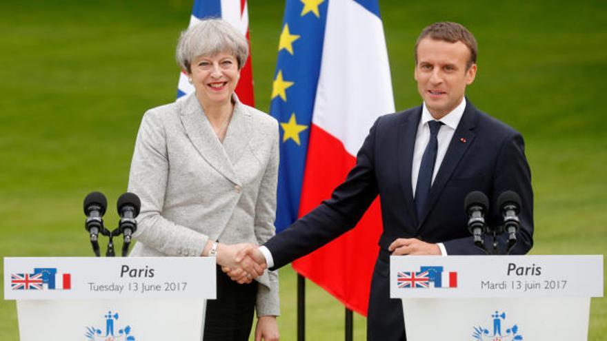 Macron y Theresa May se reúnen en París