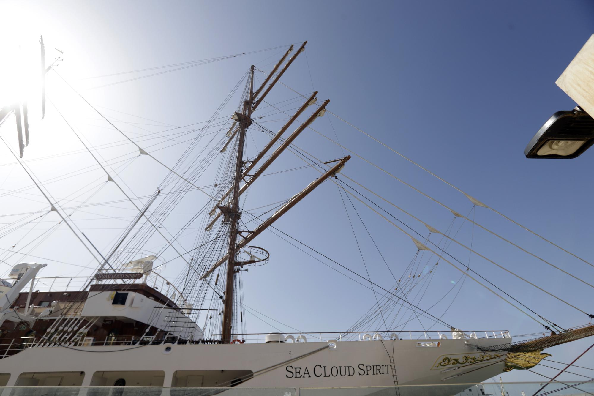 El lujoso 'Sea Cloud Spirit' atraca en el Palmeral del Puerto de Málaga