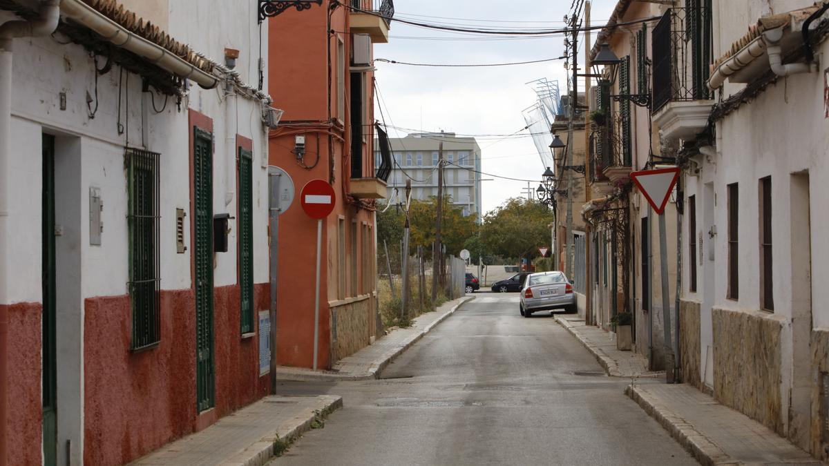 Ein Straßenzug von La Soledat mit Blick auf eine der neuen Wohnanlagen.