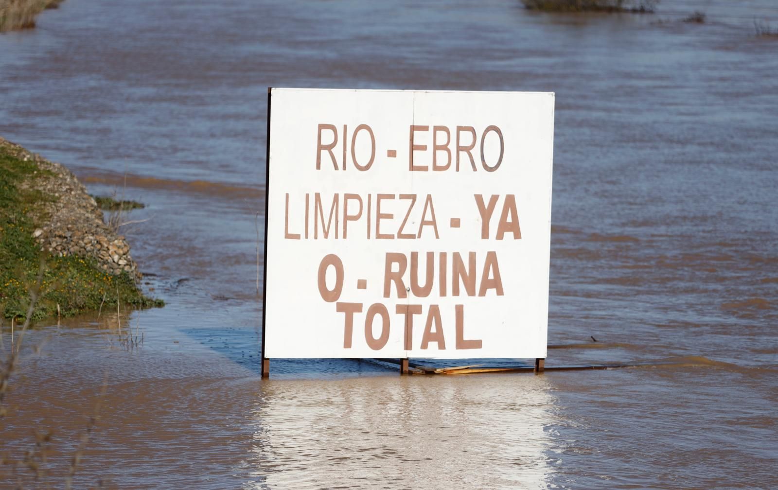 En imágenes | Así transcurre la crecida del Ebro a su paso por Aragón