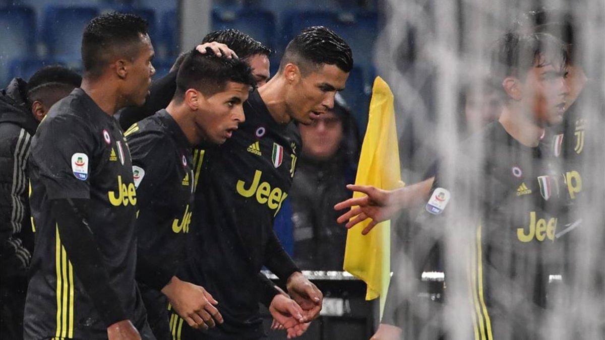 Cristiano felicitando a Cancelo, gran figura de la noche