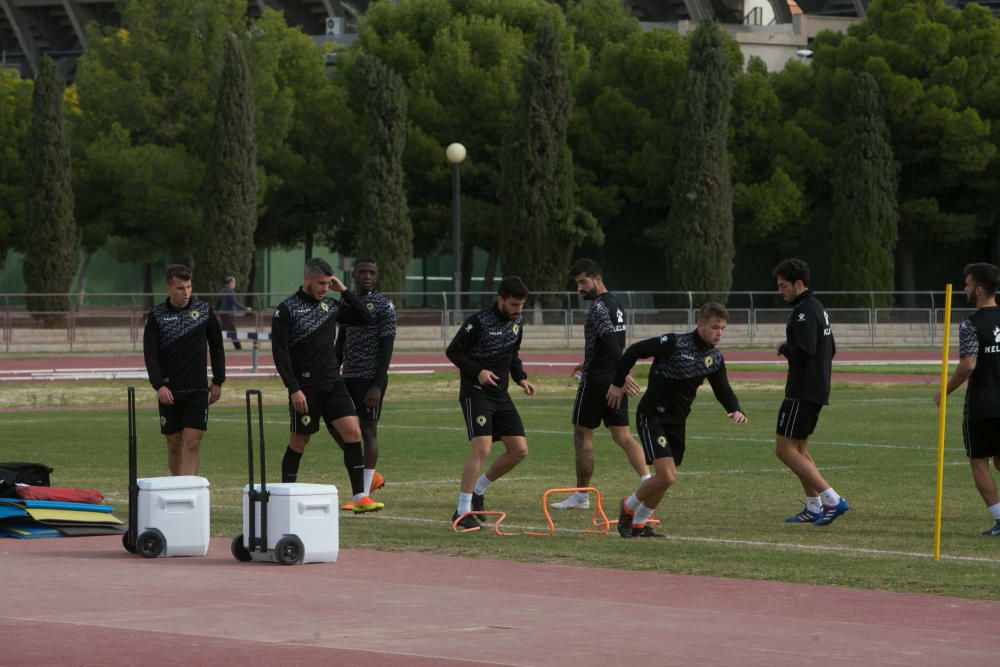 Los seguidores acompañan al Hércules en el último entrenamiento antes del partido contra el Villarreal B.
