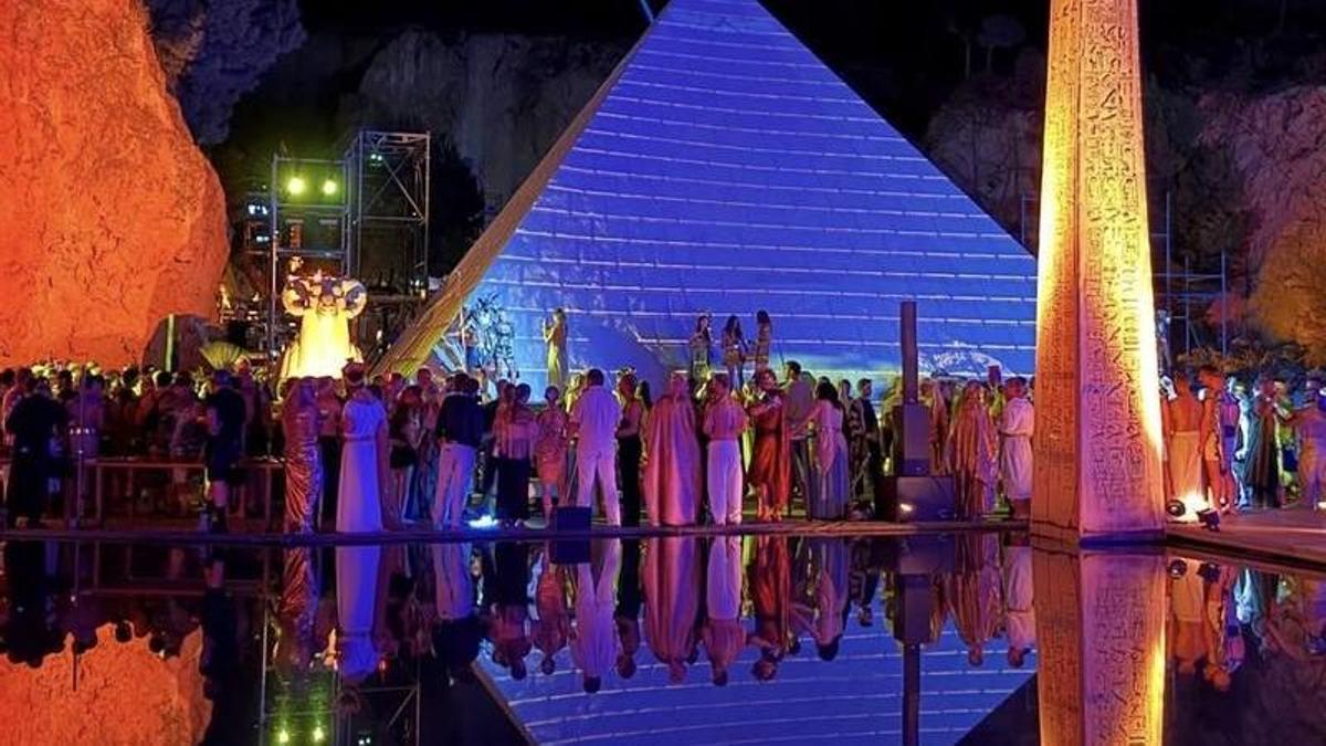 Imagen de la fiesta egipcia, con la pirámide y el lago.