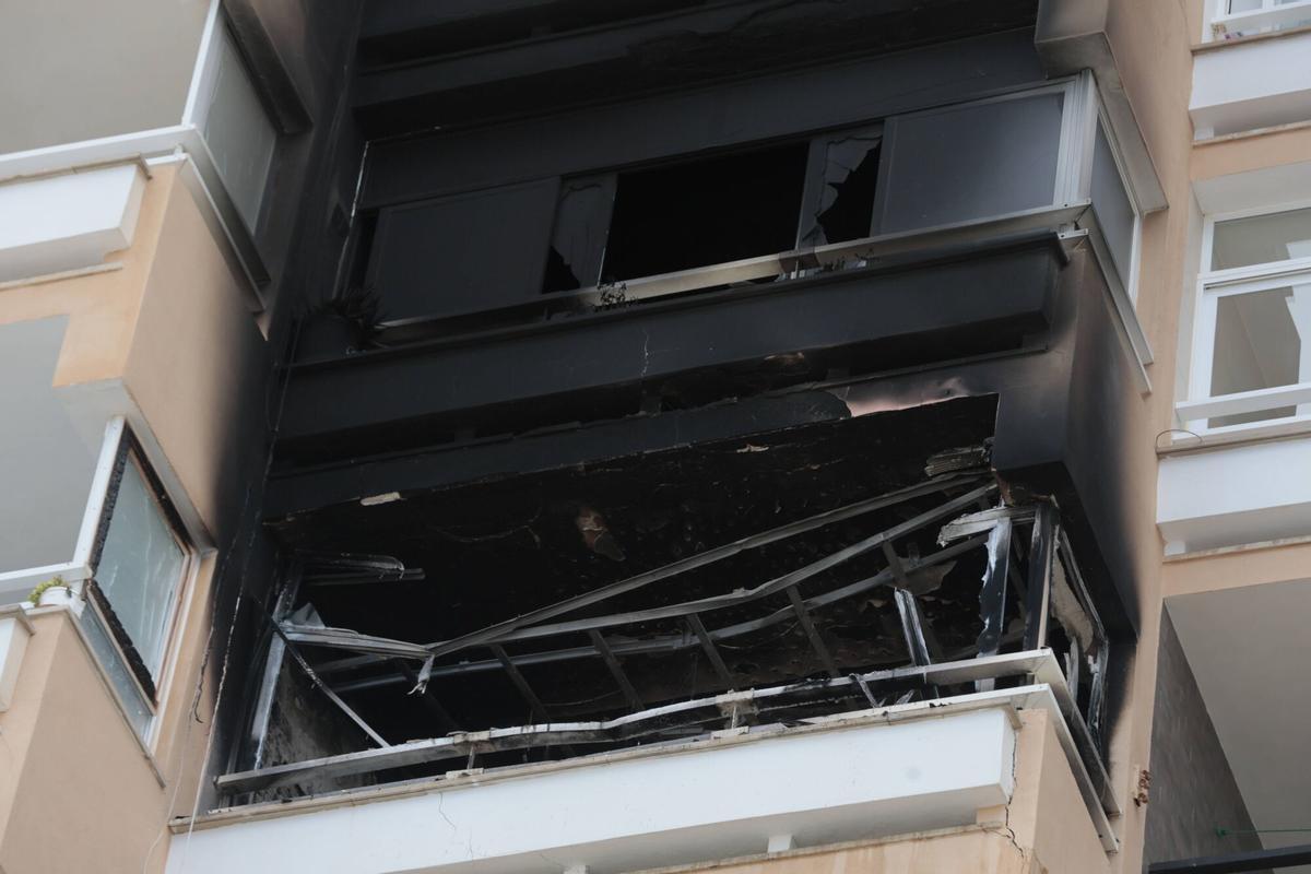 FOTOS | Mueren dos personas en un incendio en un bloque de viviendas de Magaluf FOTOS | Mueren dos personas en un incendio en un bloque de viviendas de Magaluf