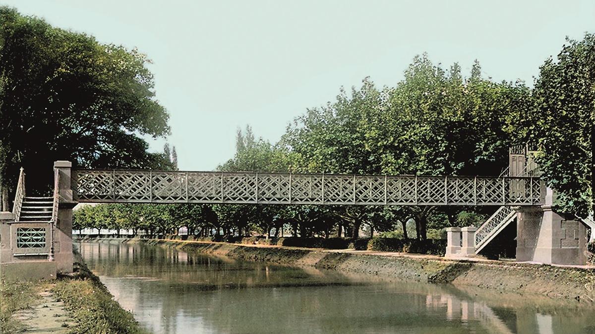 Puente de hierro sobre el canal en las proximidades del barrio de Venecia que fue diseñado por los ingenieros Antonio Lasierra y José María Royo en 1912
