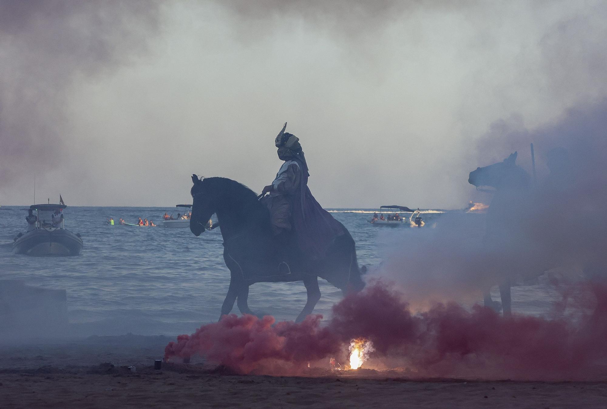 Representación de una batalla medieval en la playa del Postiguet de Alicante