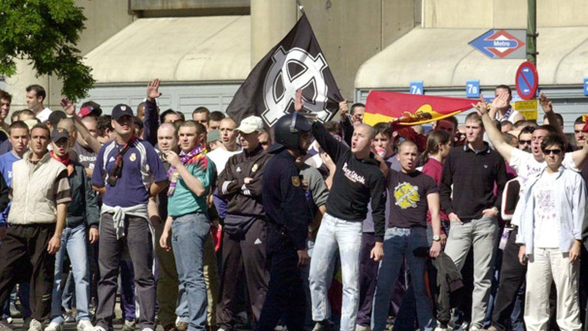 Foto de archivo de aficionados del Real Madrid del grupo Ultra Sur, en un enfrentamiento con la policía.