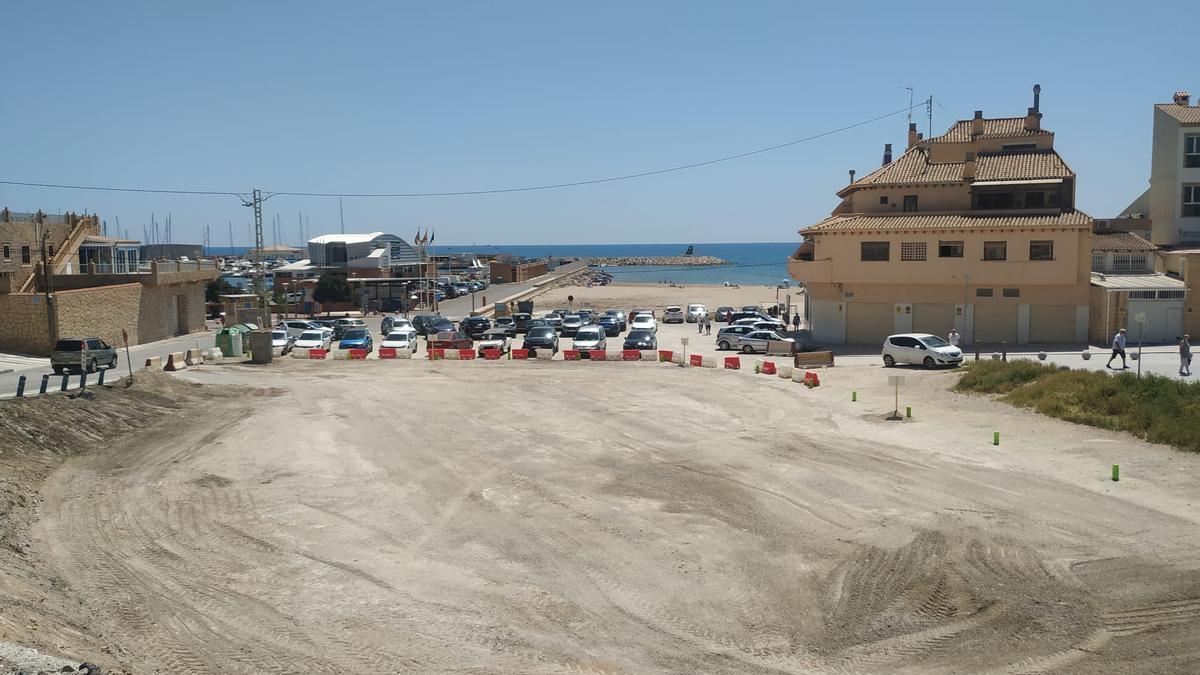 La mayor parte del parking ha quedado clausurado en primera línea de la playa del Carrer La Mar