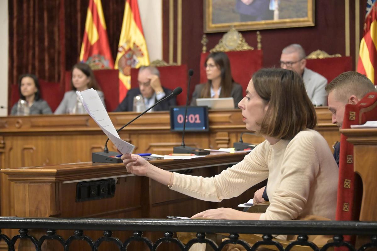 Esther Díez, de Compromís, durante la sesión plenaria en Elche