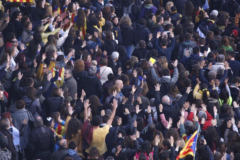 Concentració multitudinària a la seu de la Generalitat de Girona per reclamar la llibertat dels presos