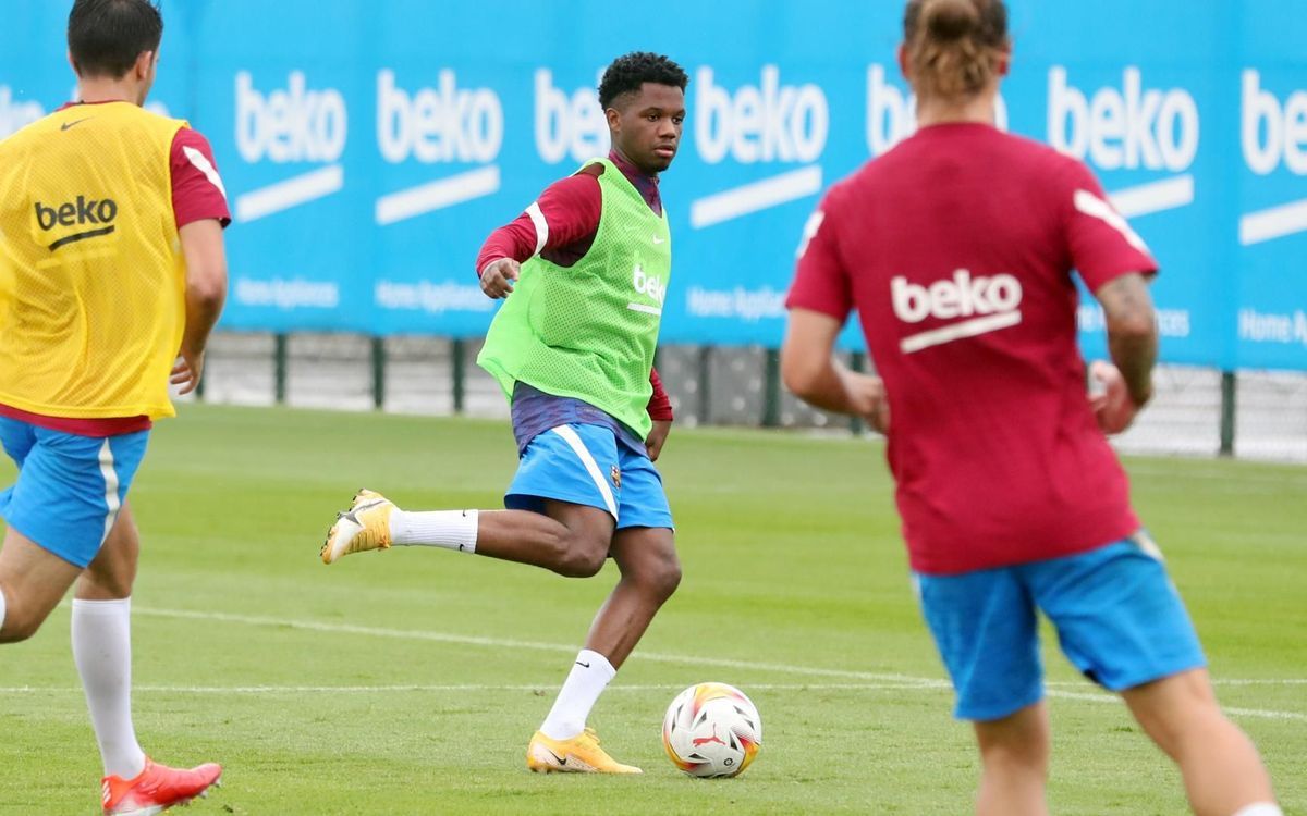 Ansu Fati, en su primer entrenamiento con el grupo casi 10 meses después de su grave lesión en la rodilla izquierda.