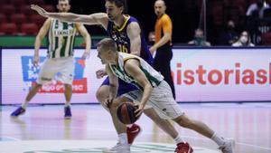 Gasol persigue al escolta verdiblanco Borg en una acción del partido