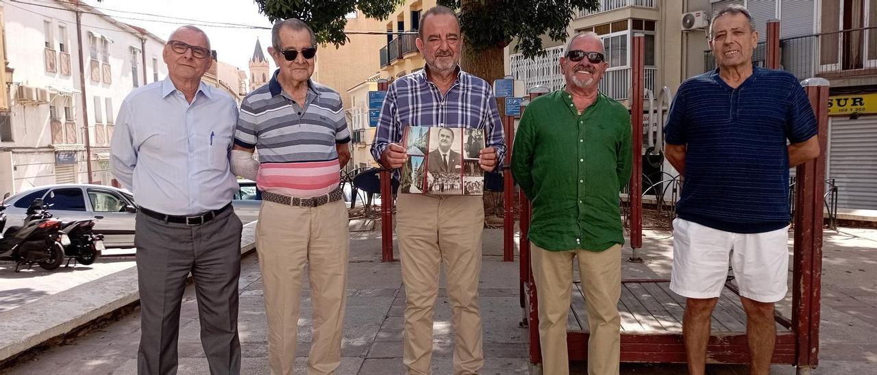 Antonio Hurtado (izq), Antonio, Juan Luis y José Bravo junto a Antonio Arlandi, en La Trinidad con una foto de Pepe Bravo, en uno de los espacios que proponen que lleve el nombre del alcalde del barrio.