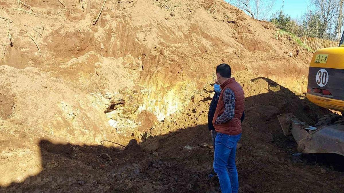 Cuñarro observa los trabajos, próximos a la carretera de Brántega.