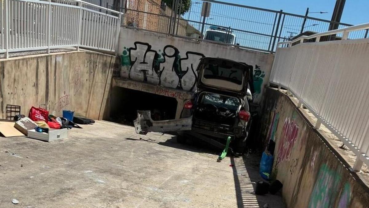 Estado del coche empotrado en el tunel aliviadero en Torrent tras sacar a los pasajeros.