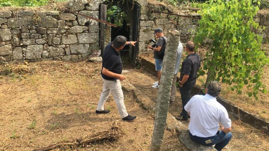 En la zona del jardín, próxima al actual muro de Barcelos, hay una puerta que se especula que podría ser una antigua entrada al convento.