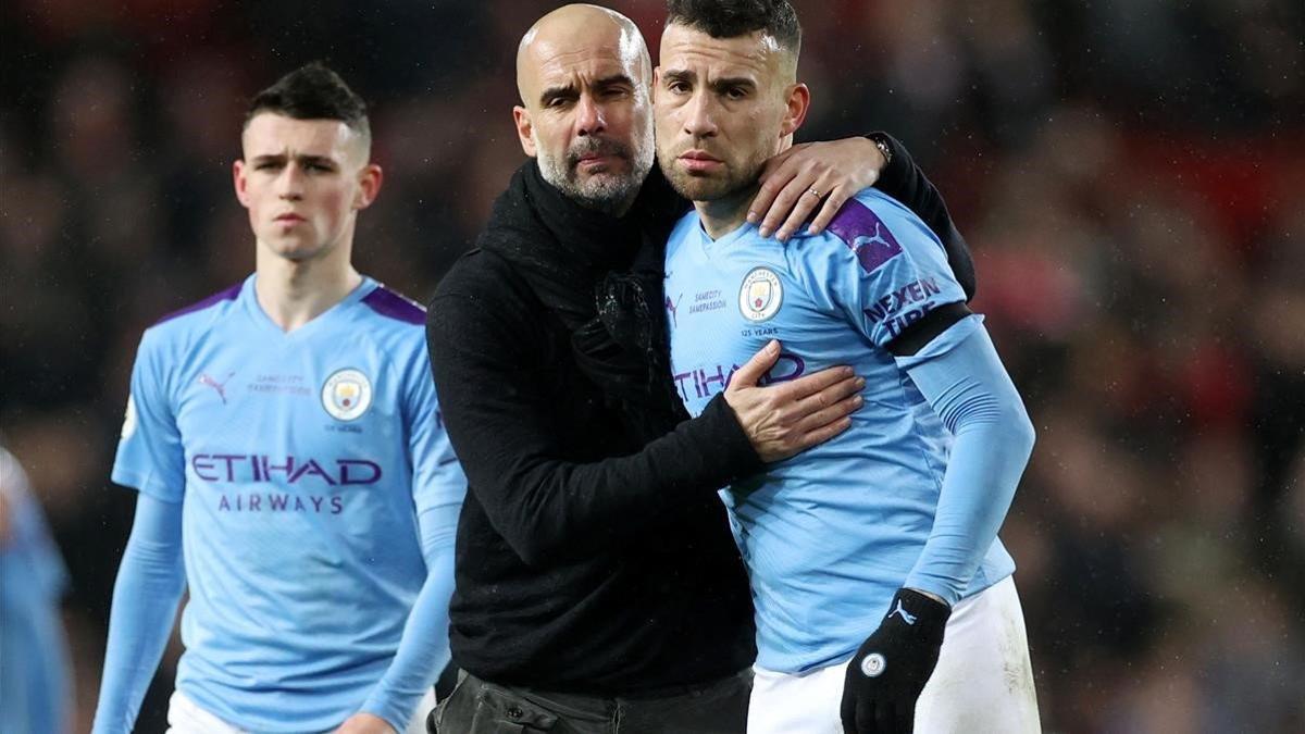 Guardiola consuela a Otamendi tras la derrota de Old Trafford.