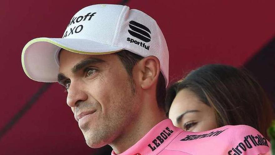 Alberto Contador, con el maillot rosa de líder.