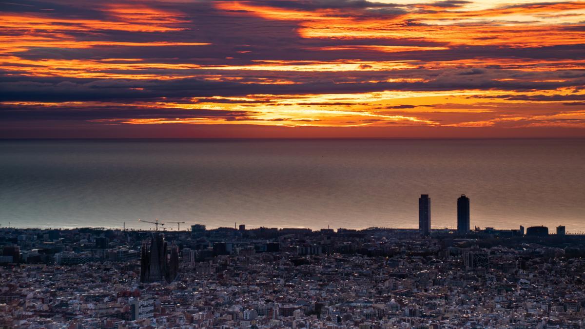 Rayos crepusculares al alba en Barcelona, el 23 de noviembre del 2022