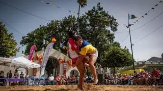 La Laguna se llena de tradición entre lucha canaria y oficios artesanos en las Fiestas del Cristo de La Laguna