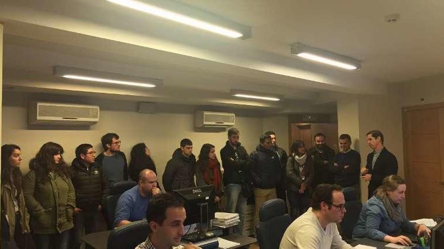 Francisco Marín con los alumnos de la Universidad de Vigo. // J.R.