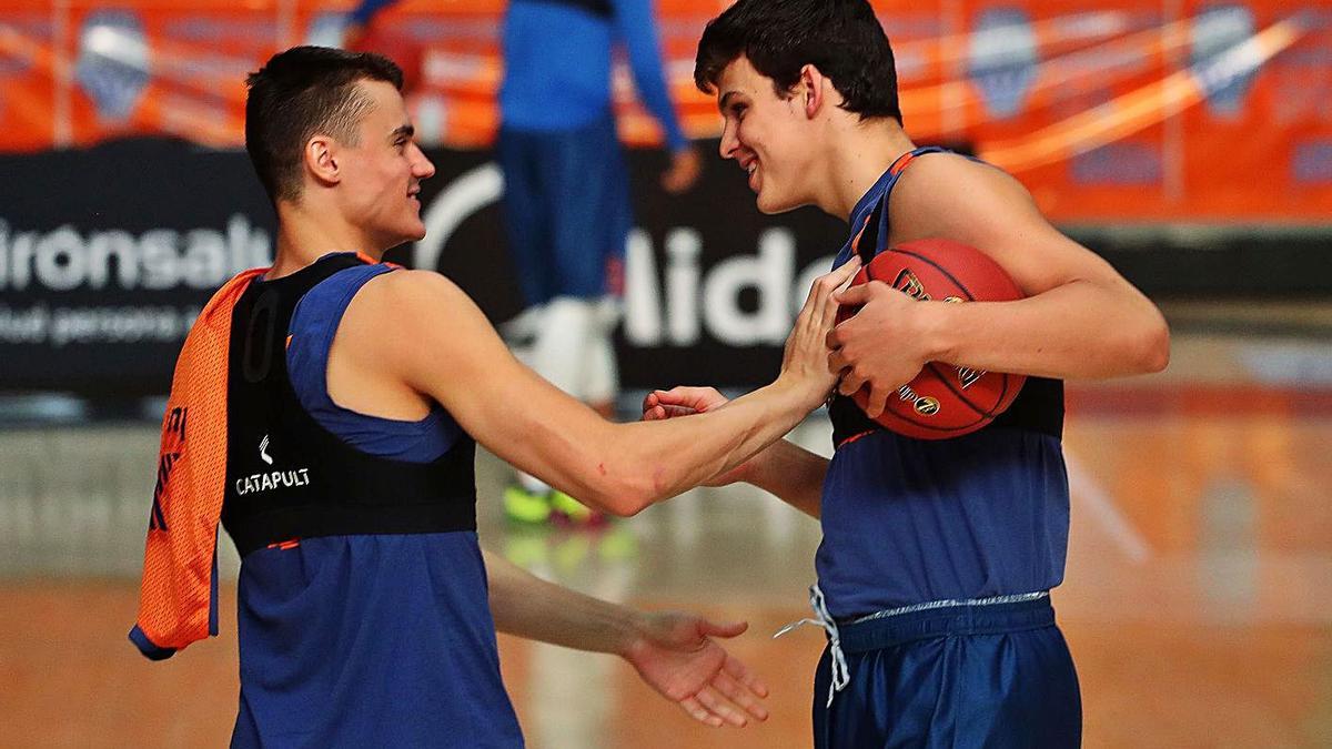 Pradilla y Dimitrijevic bromean durante el entrenamiento de ayer. | FRANCISCO CALABUIG