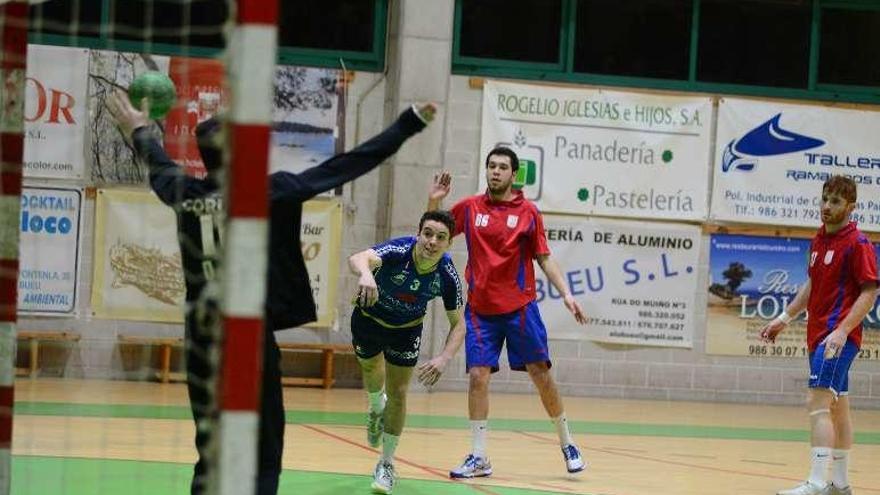 Sergio Aguete lanza a portería ayer ante el OAR A Coruña. // G.Núñez