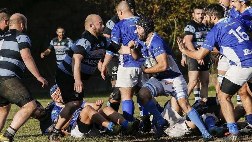 Jugada del partido de ayer entre el CRAT y el Oviedo.