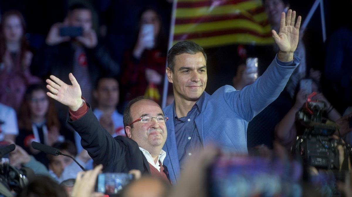 Pedro Sánchez y Miquel Iceta, en el mitin de final de campaña en Barcelona.