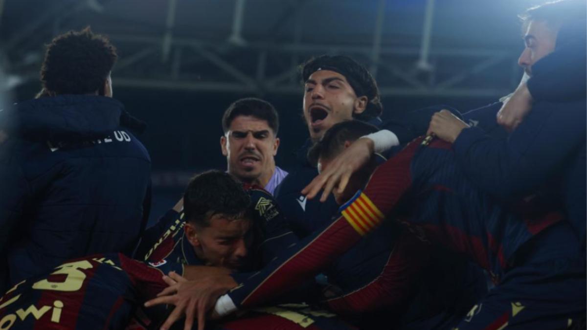 Los jugadores del Levante UD celebran los goles de Carlos Espí en el Ciutat