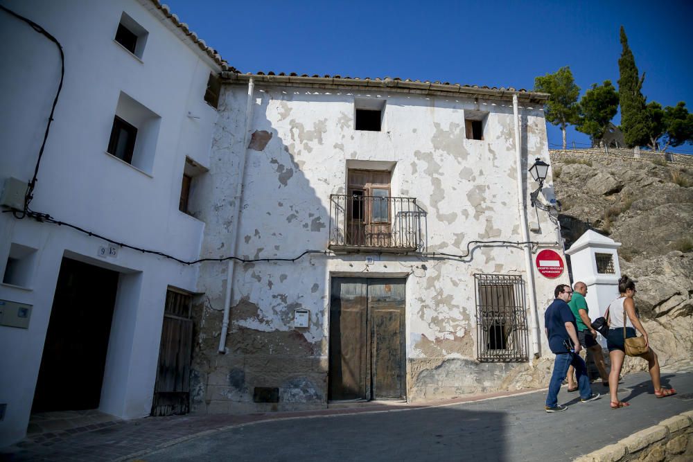 El antiguo cementerio del castillo, inspirador de la obra de Gabriel Miró, se consolida como espacio cultural