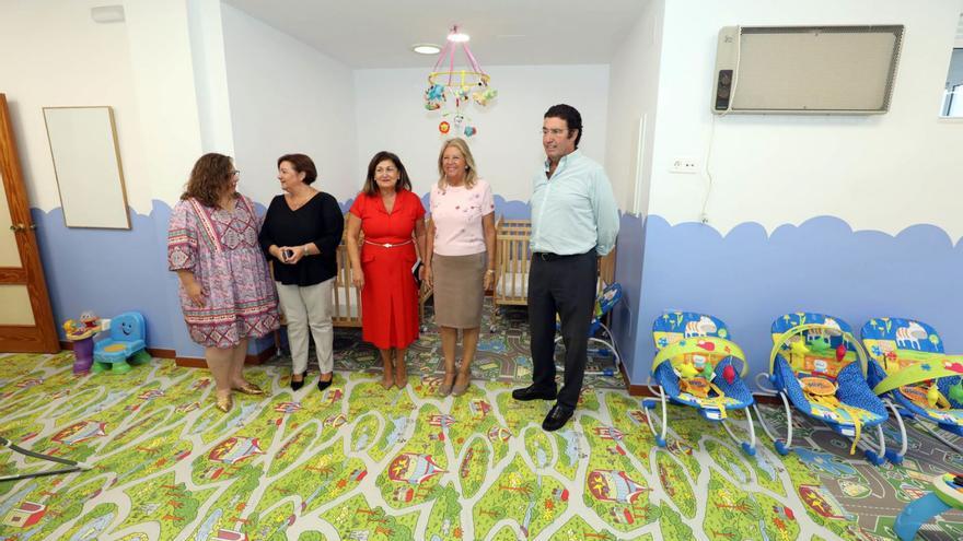 La alcaldesa de Marbella, Ángeles Muñoz, visitaba ayer miércoles la guardería de Las Chapas. | L.O.
