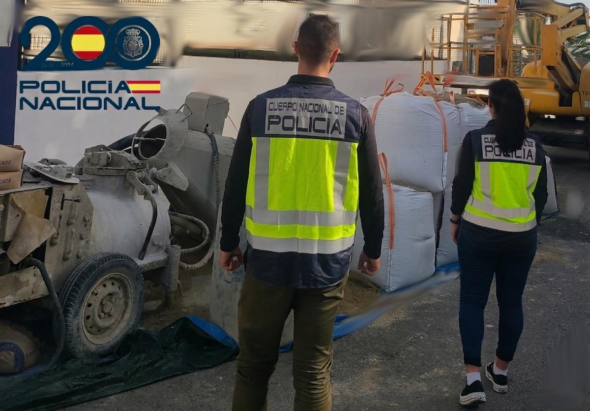 Dos agentes de la UCRIF durante la inspección de las reformas del hotel de Cala Millor.