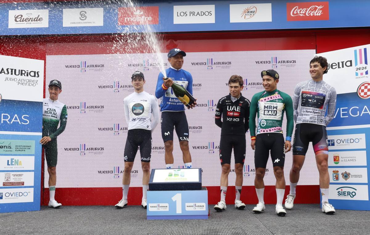 Nairo Quintana destapa una botella de sidra ante los líderes del resto de clasificaciones de la Vuleta a Asturias