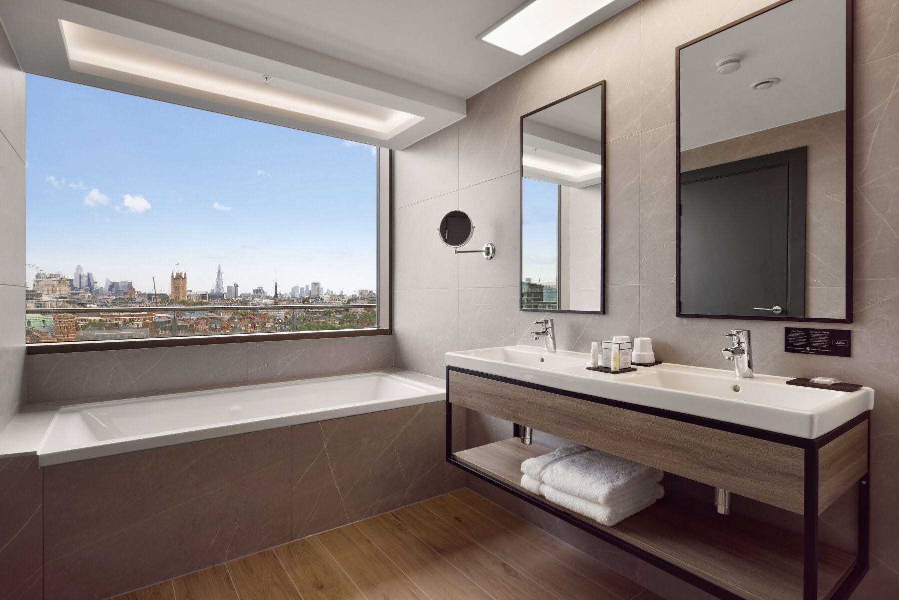 El baño de una de las habitaciones. El diseño del hotel sigue una línea minimalista contemporánea.