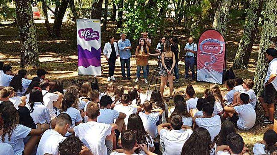 Valentín García, Susana López Abella e Cristina Pichel, onte, na presentación da oitava edición de &#039;O galego campa!&#039; no Porto do Son.