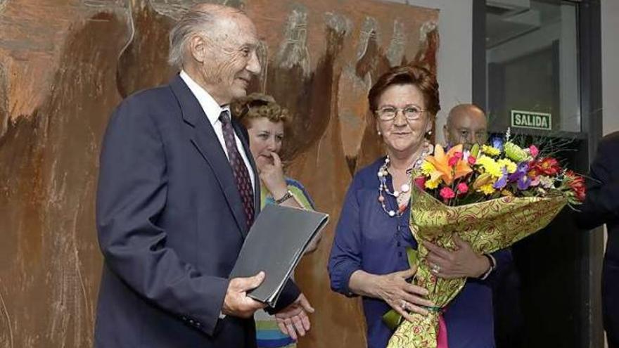 Luis Redondo, junto a su esposa, Juana, tras recibir el premio «Atalía».