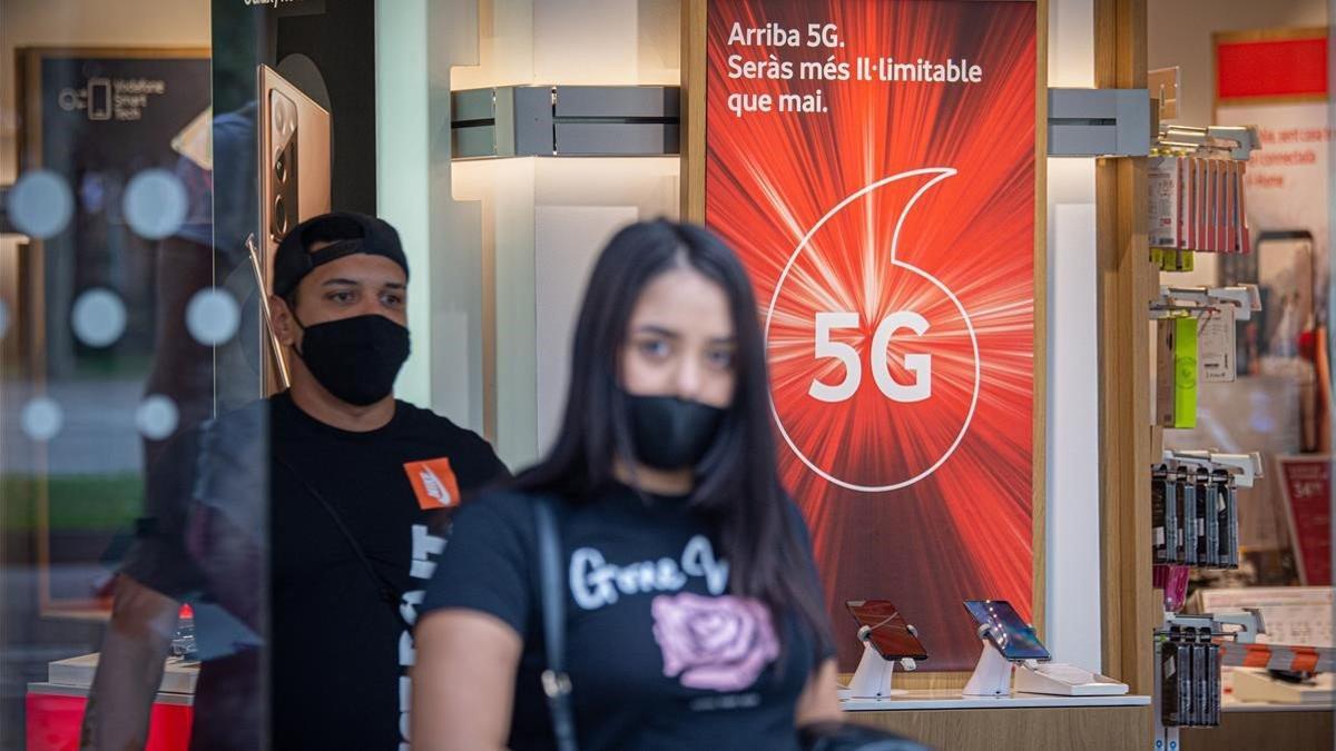 Publicidad de la tecnología del 5G en una tienda de telefonía en Barcelona